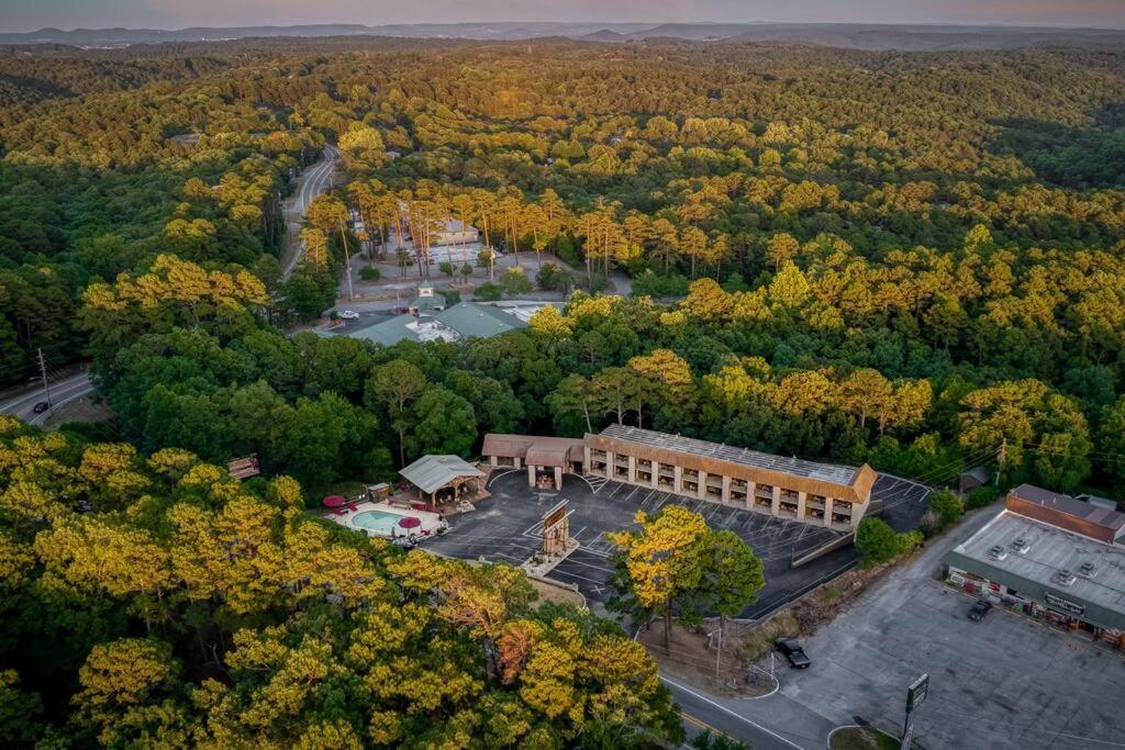 Stonegate Lodge King Bed Wifi 50 Roku Tv Salt Water Pool Room #104 Eureka Springs Extérieur photo